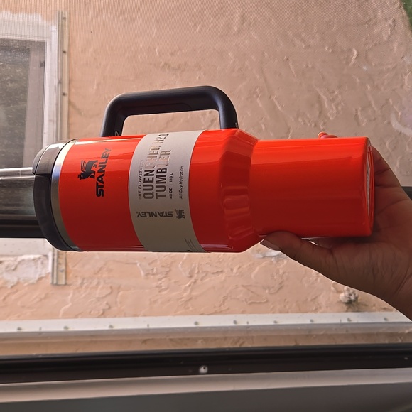 ๐๐ฎ๐๐ ๐ฑ๐ฟ๐ผ๐ฝ NWT Stanley 40 oz. Quencher H2.0 FlowState Tumbler neon orange - Picture 4 of 5